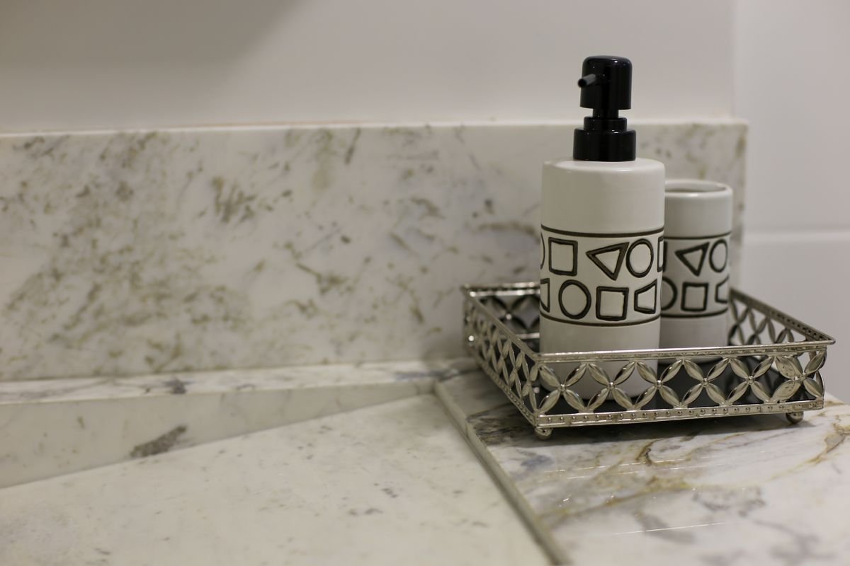 Metal amenity tray